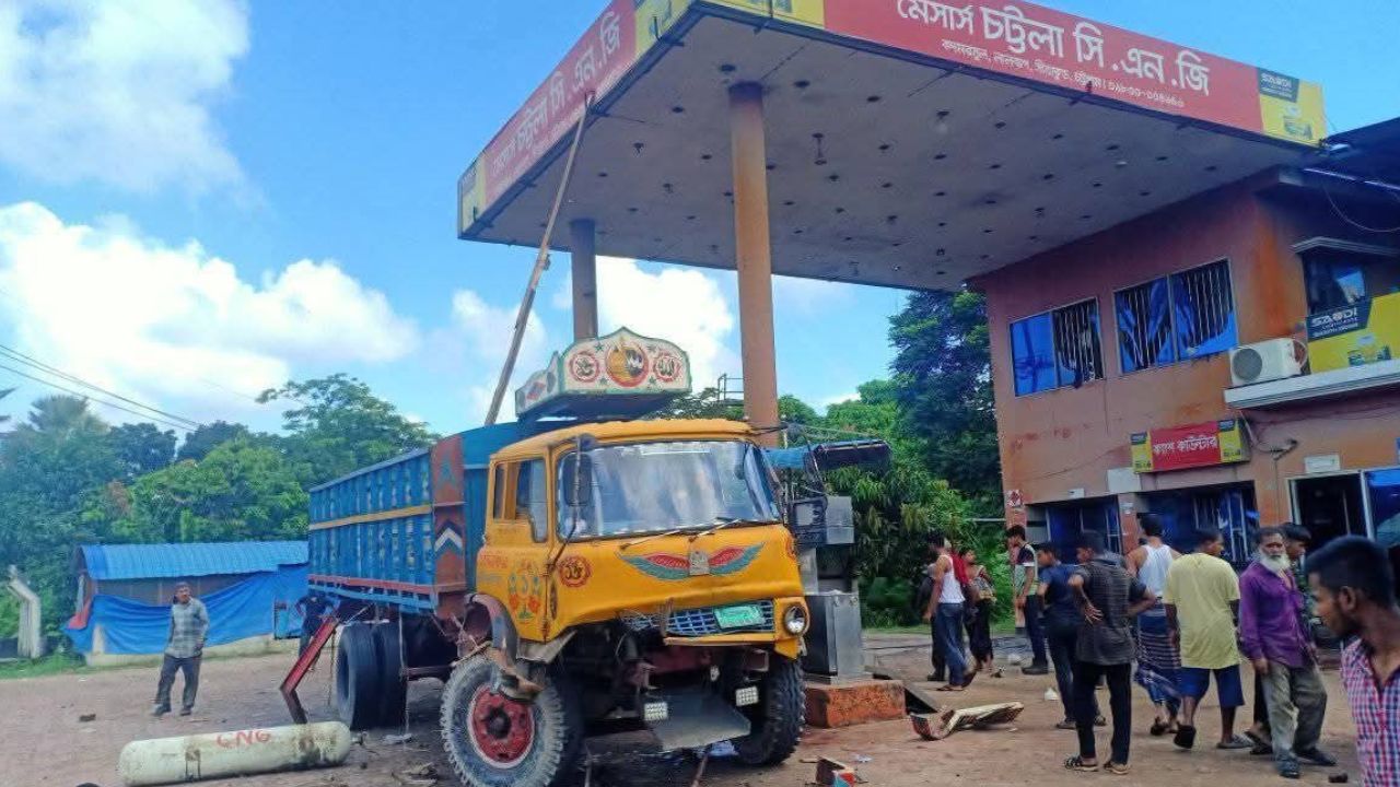 মেসার্স চট্টলা সিএনজি ফিলিং স্টেশনে গ্যাস বিস্ফোরণ। ছবি- রূপালী বাংলাদেশ