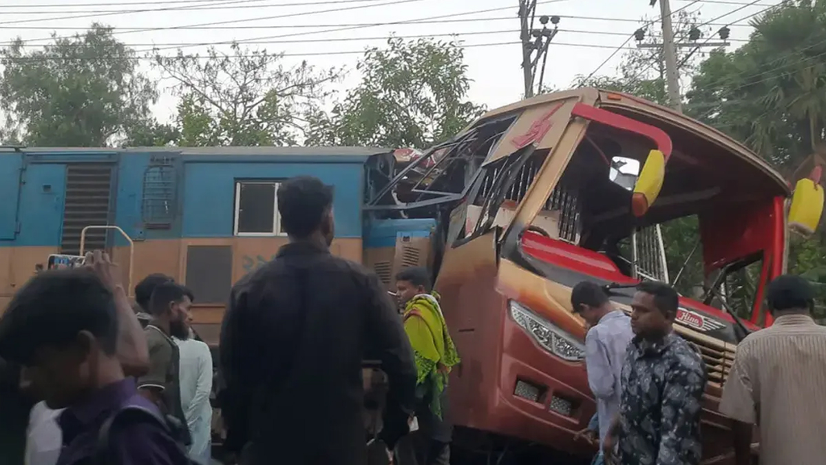 রেলক্রসিং পার হওয়ার সময় যাত্রীবাহী বাসে ট্রেনের ধাক্কা। ছবি : সংগৃহীত