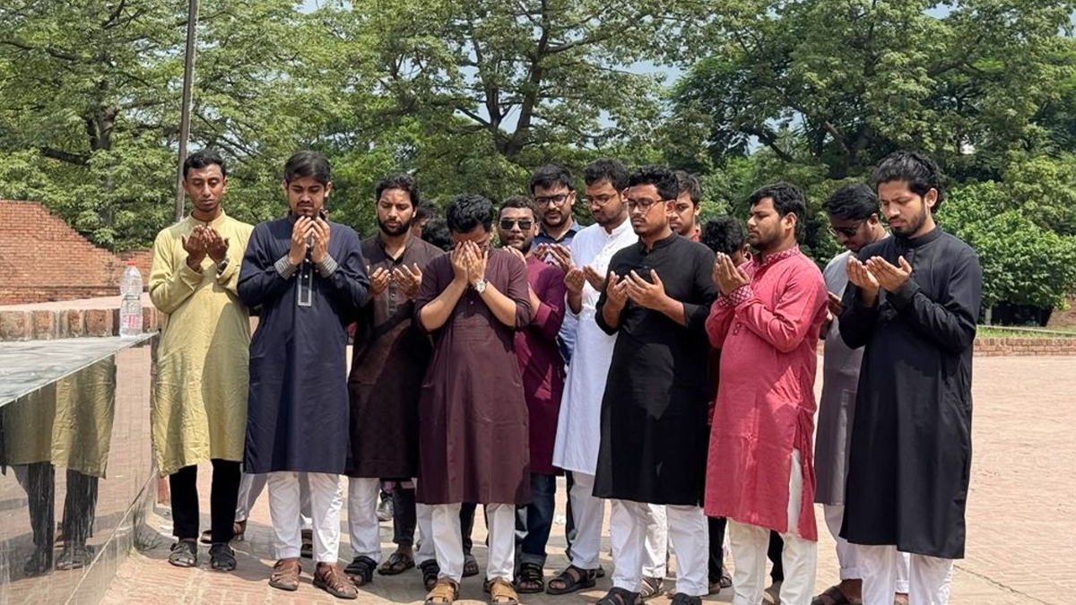 রায়েরবাজারে ’৭১-এর শহীদদের শ্রদ্ধা জানালেন ডাকসু নেতারা। ছবি- সংগৃহীত