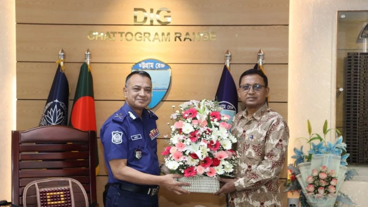 নবনিযুক্ত ডিআইজিকে ফুলের অভ্যর্থনা জানাচ্ছেন বিদায়ী ডিআইজি
