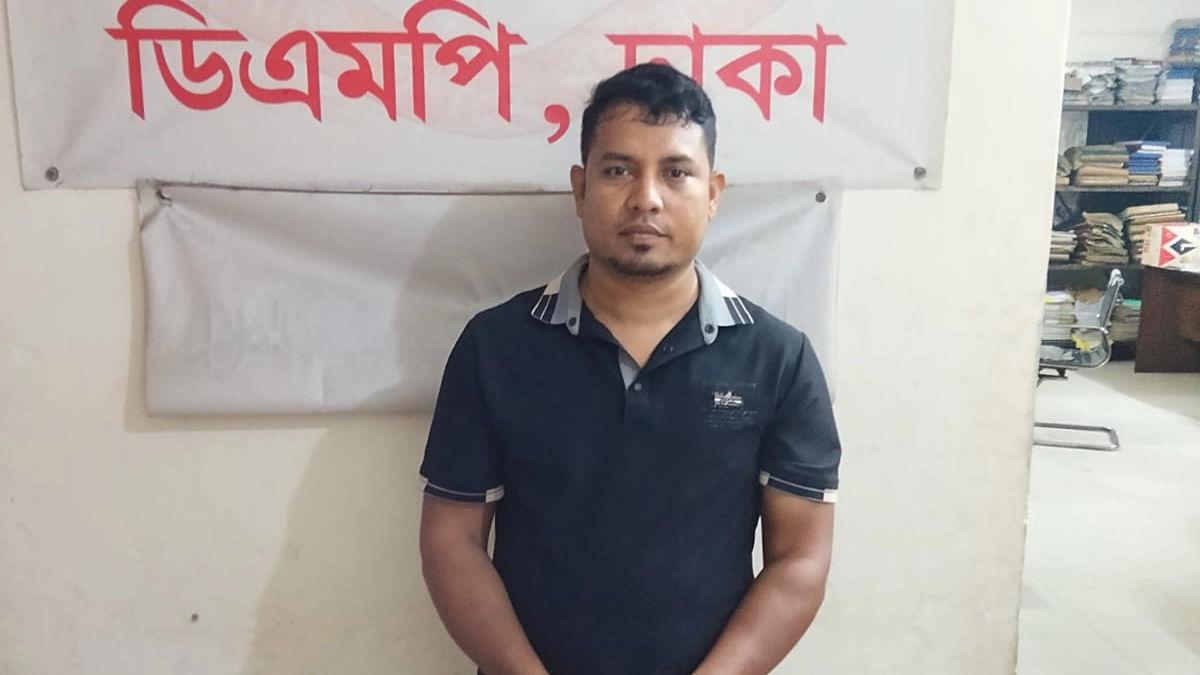 পুলিশের হাতে আটক হাবিবুর রহমান। ছবি : সংগৃহীত