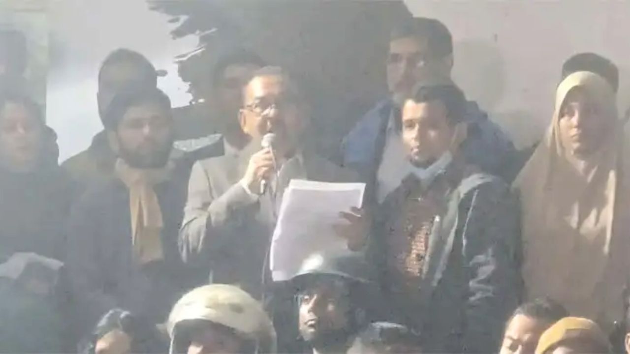 শাহবাগ মোড়ে বক্তব্য রাখছেন ডিএমপি কমিশনার । ছবি : সংগৃহীত