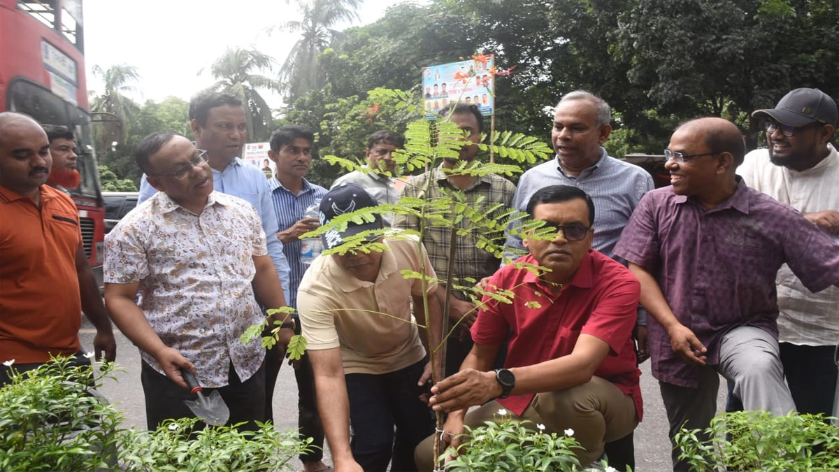 বৃক্ষরোপণ ও সবুজায়নের উদ্বোধন করেছেন ডিএসসিসি প্রশাসক মো. শাহজাহান মিয়া।