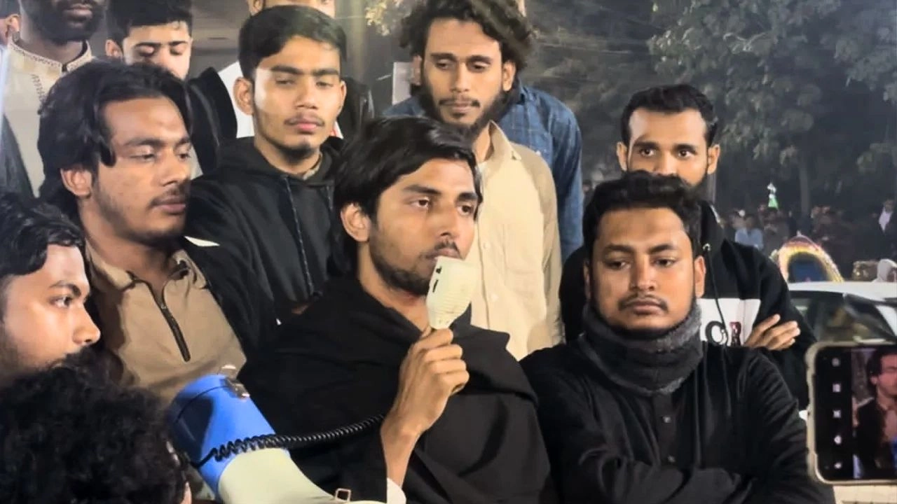 আজাদী মিছিল শেষে বক্তব্য রাখছেন ডাকসু নেতা মোসাদ্দেক আলী । ছবি : সংগৃহীত