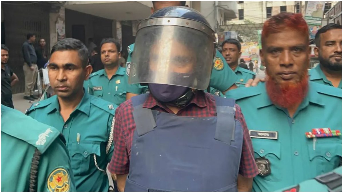 আদালত প্রাঙ্গণে অধ্যাপক ড. এরশাদ হালিম। ছবি- সংগৃহীত