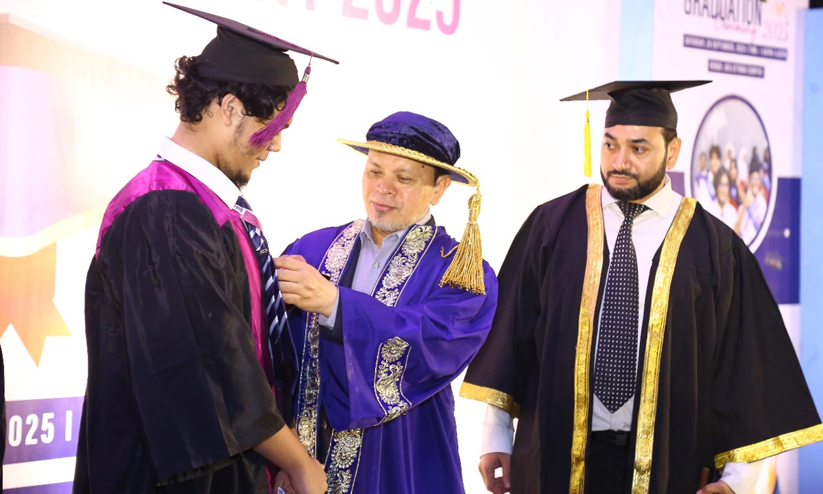 ড্যাফোডিল ইন্টারন্যাশনাল স্কুলের (ডিআইএস) গ্র্যাজুয়েশন সেরিমনি ২০২৫-এ এক শিক্ষার্থীকে মেডেল পরিয়ে দিচ্ছেন ড্যাফোডিল গ্রুপের চেয়ারম্যান ড. মো. সবুর খান।ছবি- রূপালী বাংলাদেশ