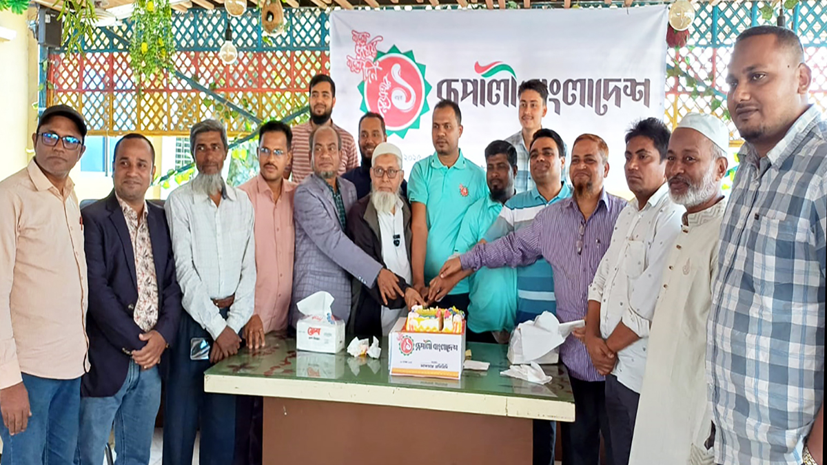 লাকসামে দৈনিক রূপালী বাংলাদেশ পত্রিকার প্রথম বর্ষপূর্তিতে দোয়া-মিলাদ, আলোচনা সভা ও কেক কেটে উদযাপন করা হয়।  ছবি- রূপালী বাংলাদেশ