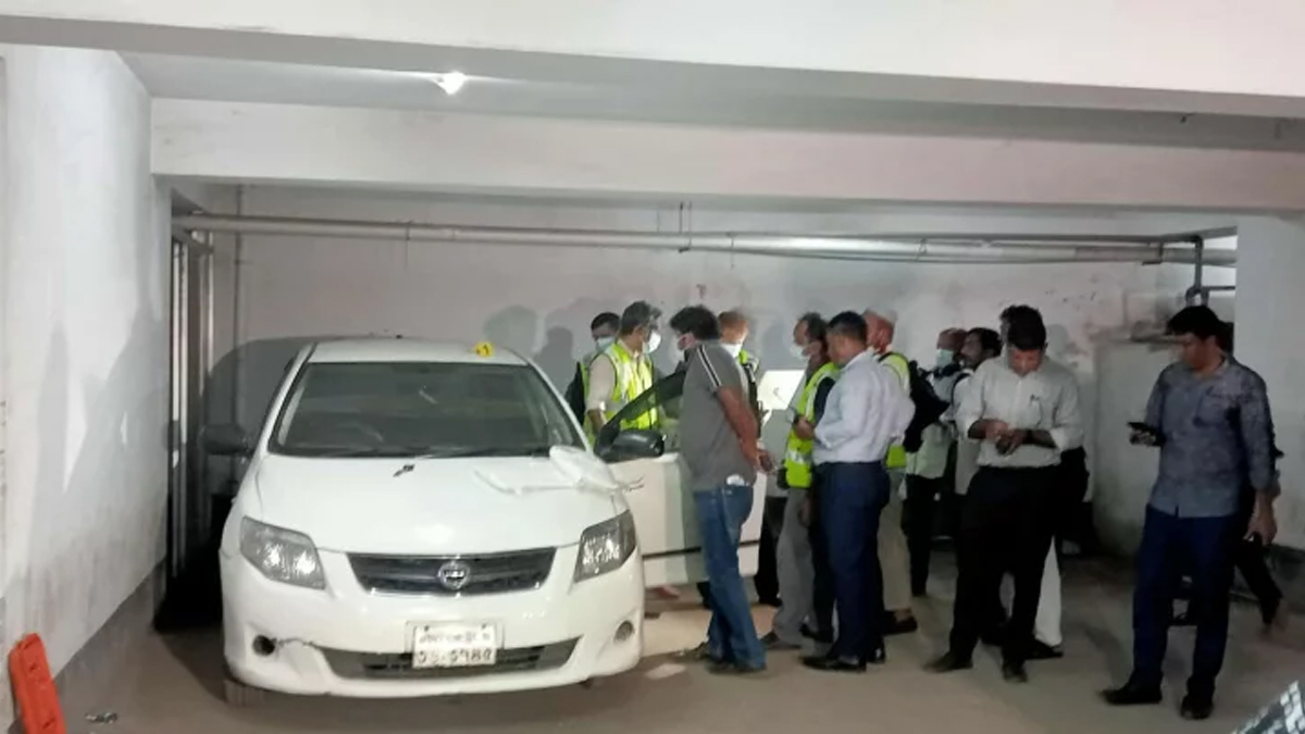 সিরাজুল ইসলাম মেডিকেল কলেজ ও হাসপাতলের পার্কিংয়ে প্রাইভেট কারের ভেতরে মরদেহ। ছবি- সংগৃহীত