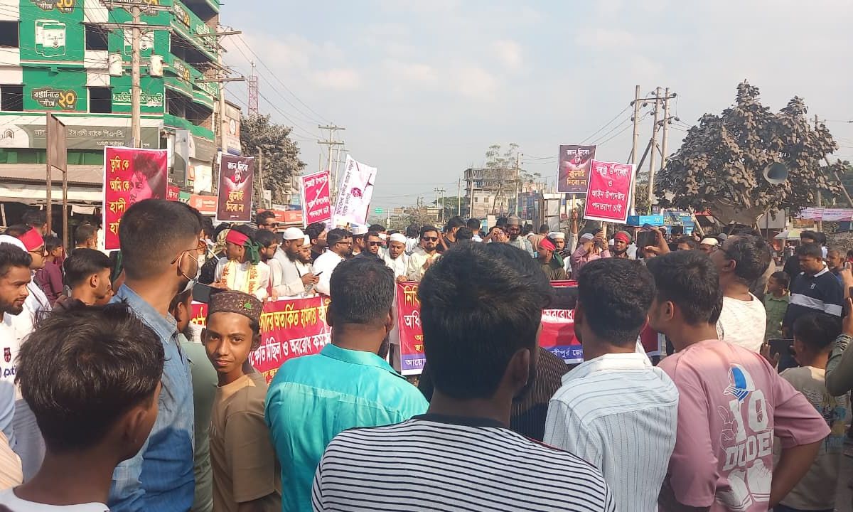 ঢাকা-বরিশাল মহাসড়কে প্রতিবাদী বিক্ষোভ মিছিল। ছবি- রূপালী বাংলাদেশ