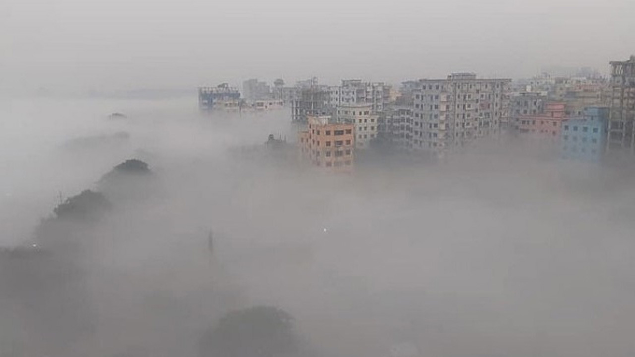 ঘন কুয়াশায় ঢাকা রাজধানী। ছবি - সংগৃহীত