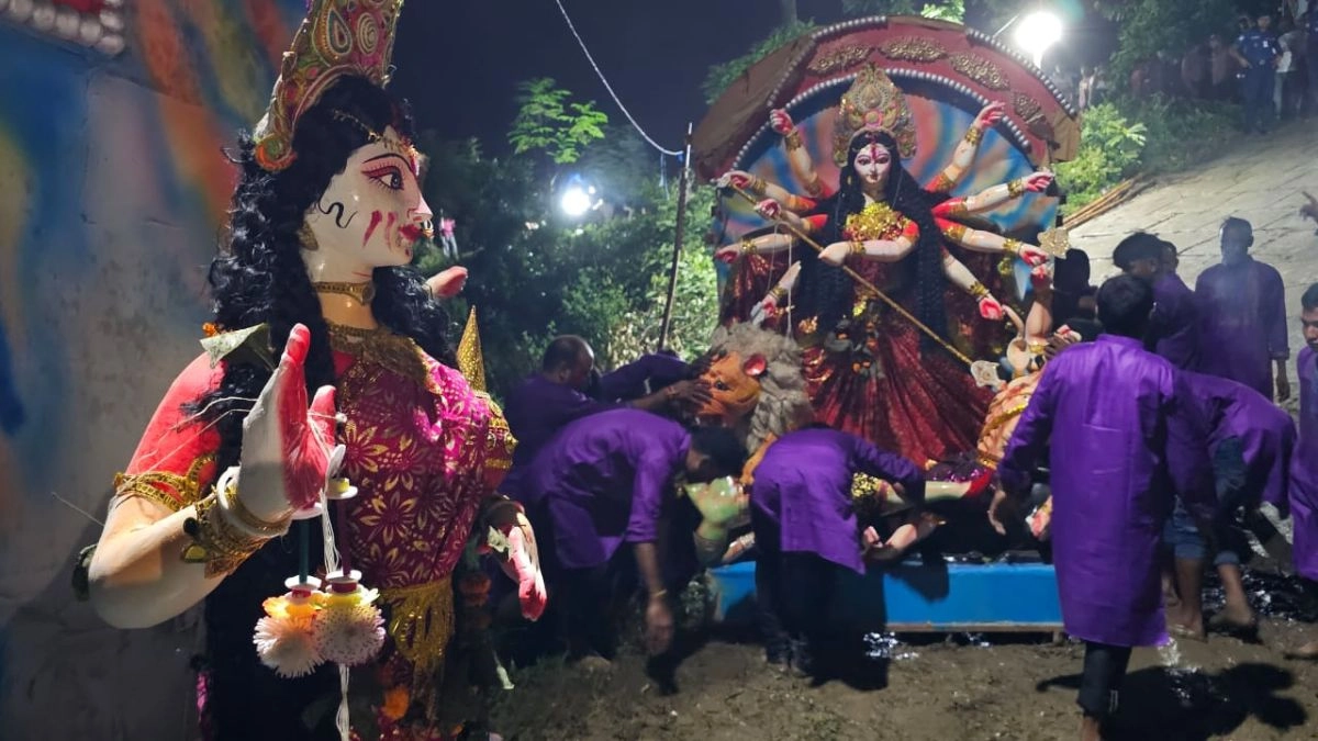 ধামইরহাটে প্রতিমা বিসর্জন। ছবি- রূপালী বাংলাদেশ