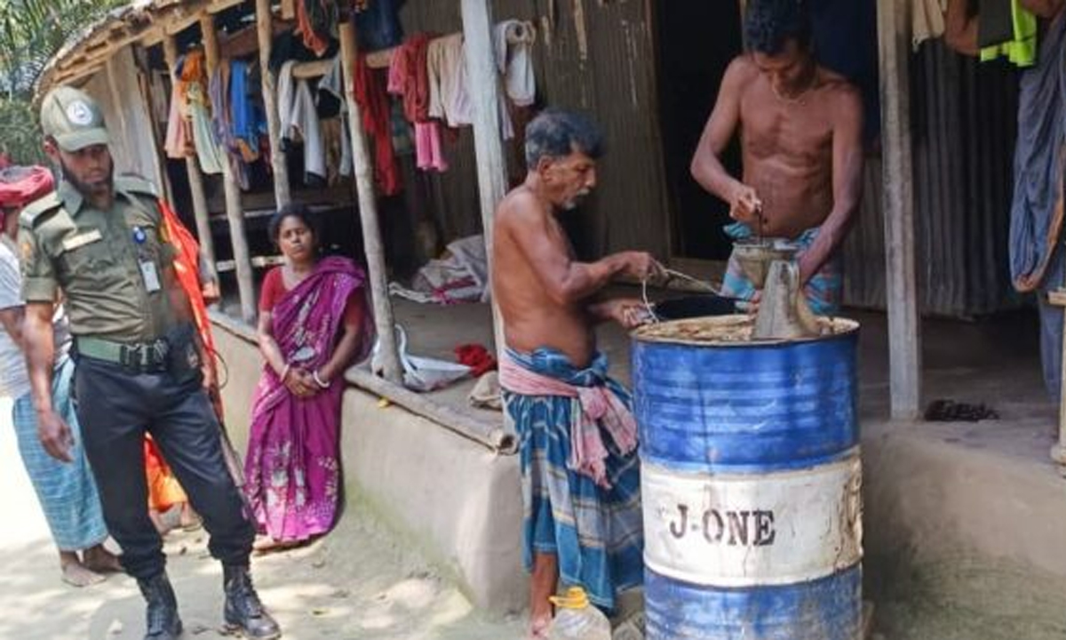 চা বিক্রেতার বাড়িতে অবৈধ মজুত ডিজেল। ছবি : সংগৃহীত