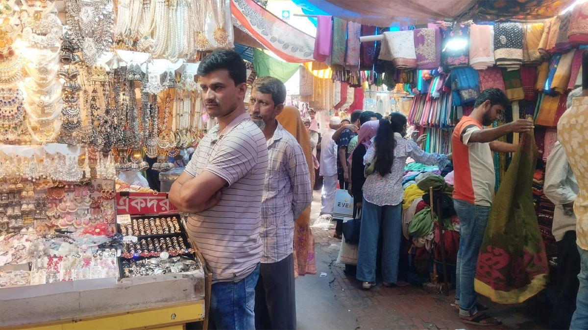 রাজধানীর মার্কেটগুলোতে ক্রেতাদের ভিড়। ছবি- সংগৃহীত