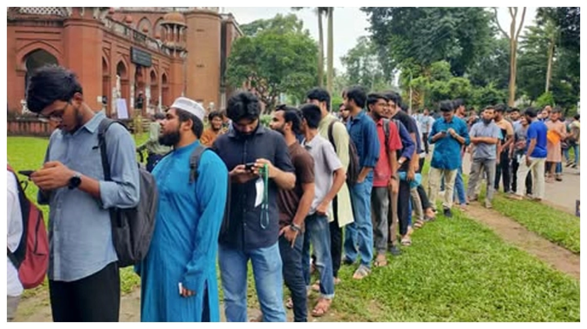 ভোট প্রদানের অপেক্ষায় শিক্ষার্থীরা। ছবি- সংগৃহীত