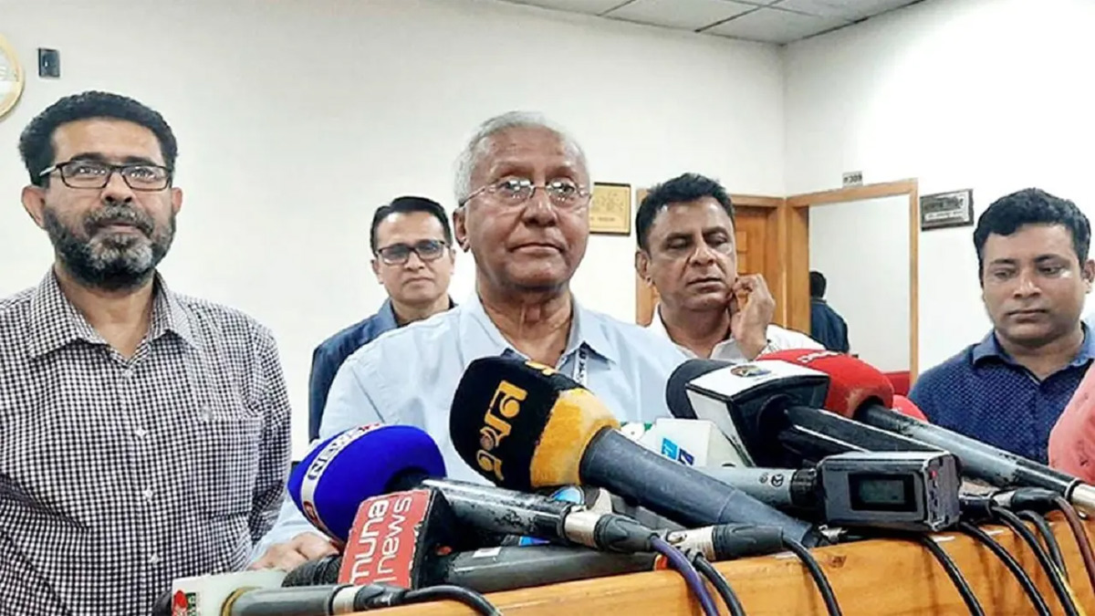 নির্বাচন কমিশনের জ্যেষ্ঠ সচিব আখতার আহমেদ।