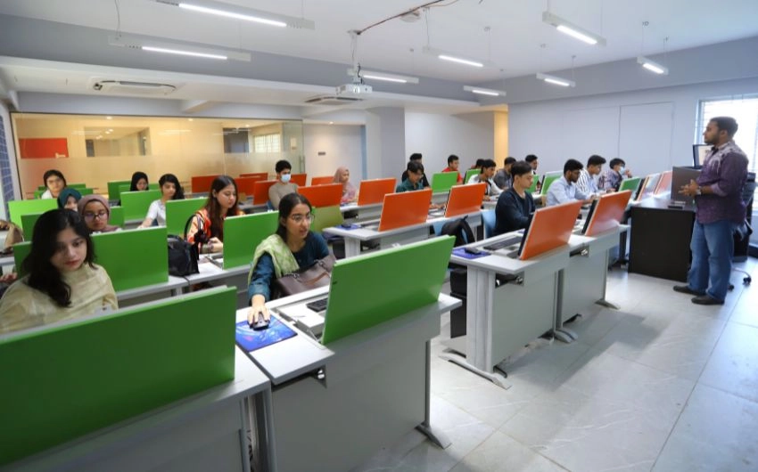 ইস্ট ডেল্টা ইউনিভার্সিটিতে উদ্ভাবনী প্রম্পট ইঞ্জিনিয়ারিং কর্মশালা