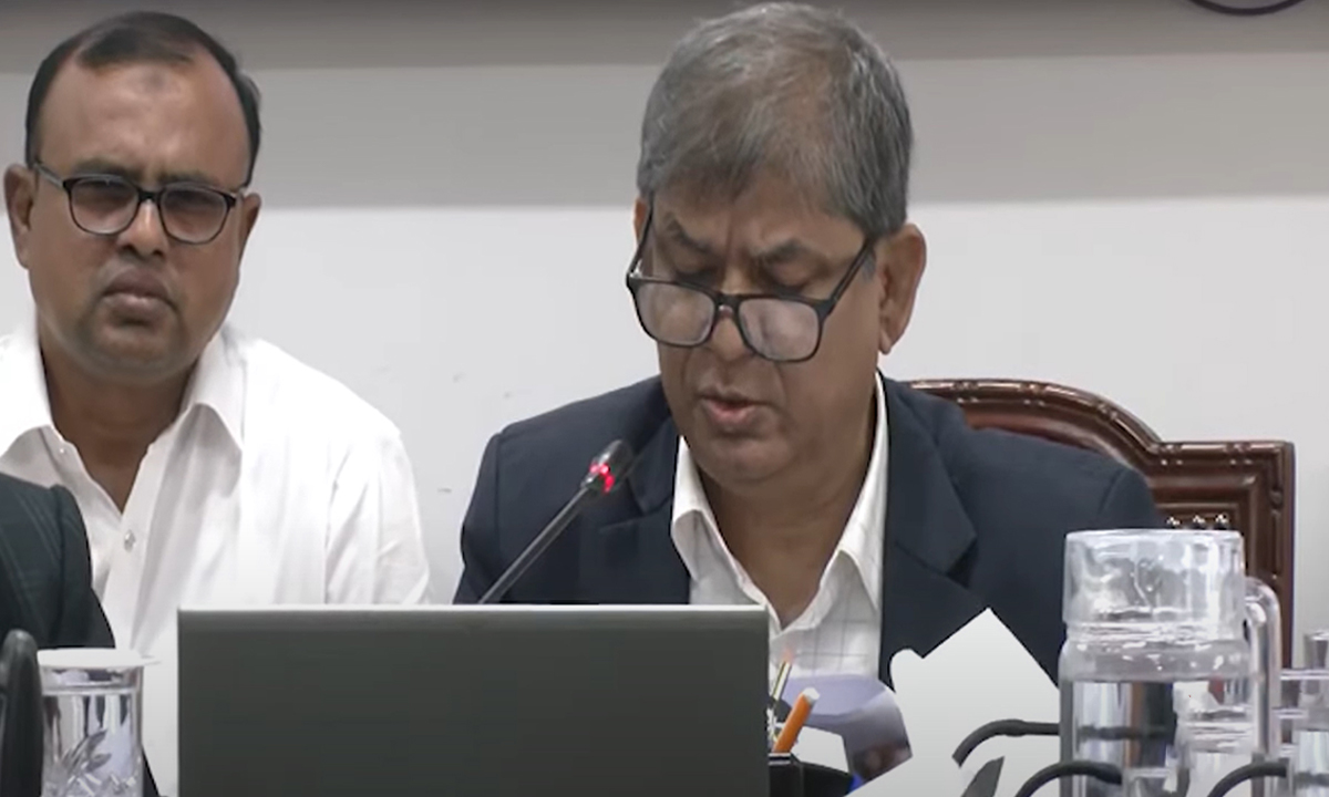 সংবাদ সম্মেলনে বিভিন্ন তথ্য তুলে ধরছেন শিক্ষা মন্ত্রণালয়ের ভারপ্রাপ্ত সচিব মজিবুর রহমান। ছবি- সংগৃহীত