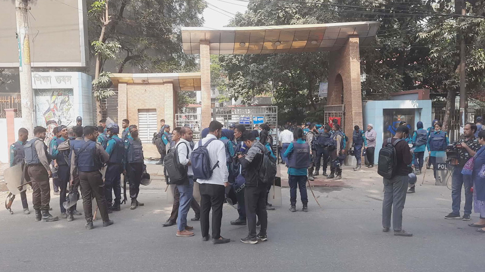 শিক্ষা ভবন ঘিরে নিরাপত্তা জোরদার। ছবি- সংগৃহীত