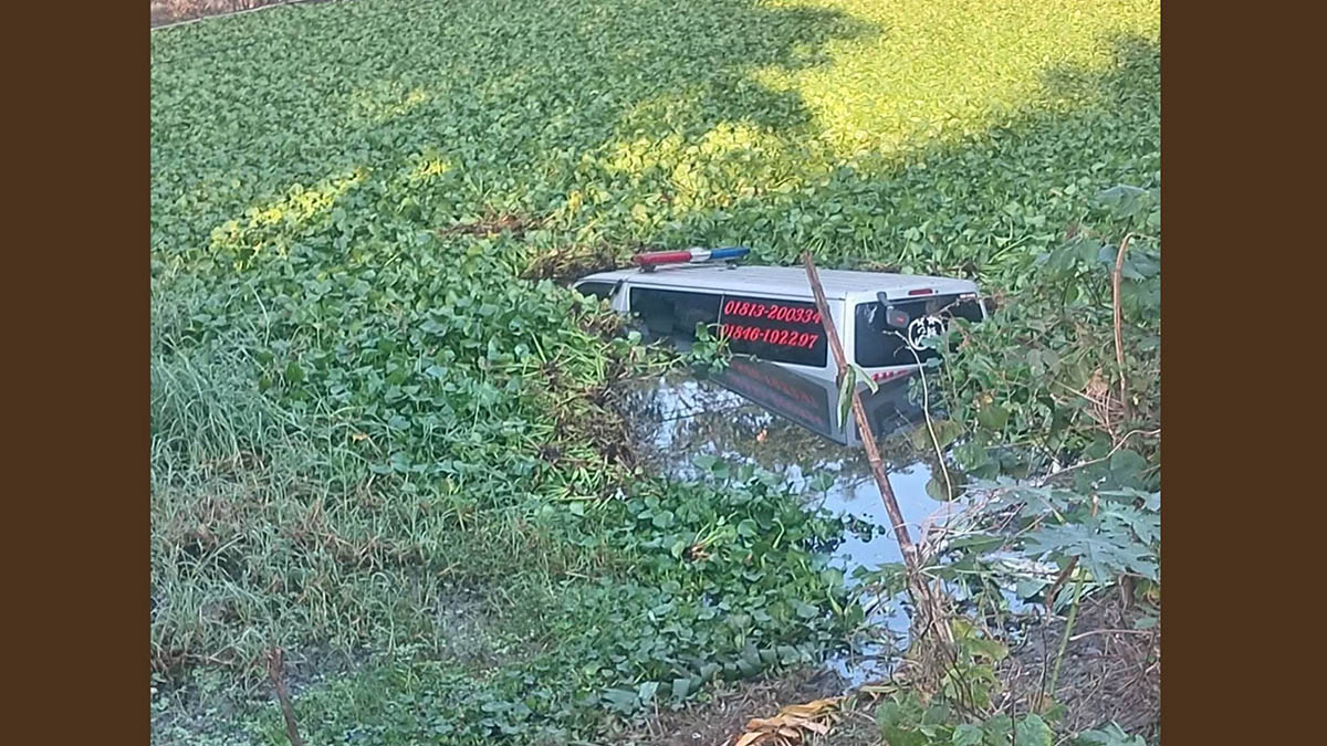 অ্যাম্বুলেন্স নিয়ন্ত্রণ হারিয়ে মহাসড়কের পাশের পুকুরে পড়ে যায়।  ছবি- রূপালী বাংলাদেশ