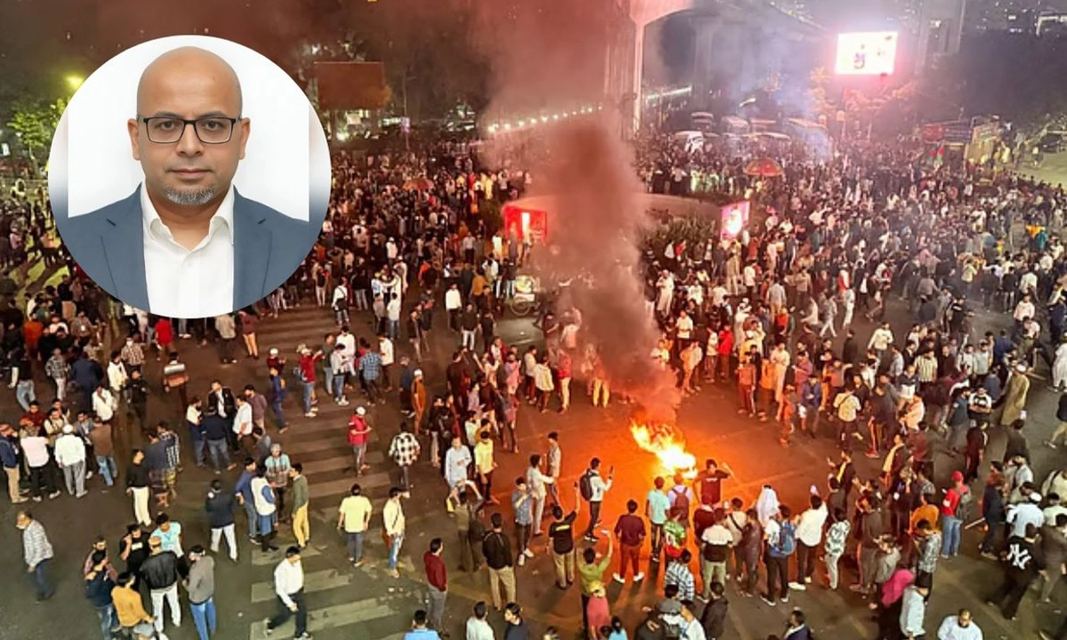 ফয়েজ আহমদ তৈয়্যবের পদত্যাগ দাবি করে সার্ক ফোয়ারা মোড় অবরোধ করেছে ঠোফোন ব্যবসায়ীরা। ছবি- সংগৃহীত