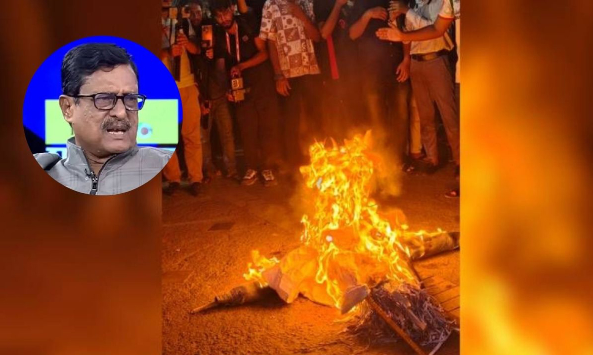 রাজু ভাস্কর্যে ফজলুর রহমানের কুশপুত্তলিকা দাহ করে শিক্ষার্থীরা। ছবি- সংগৃহীত