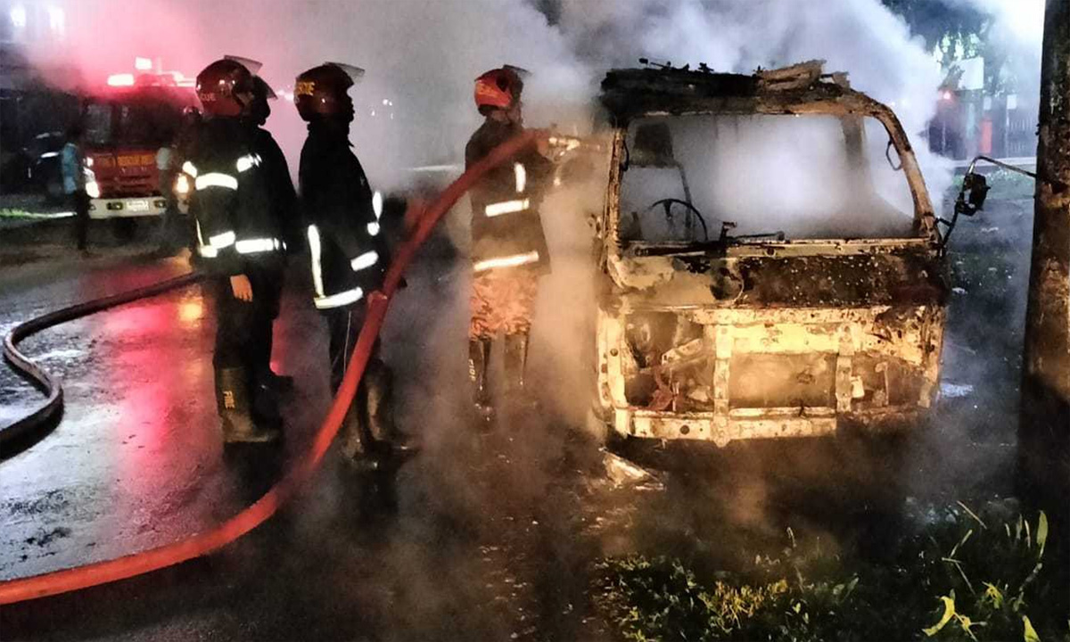 দুর্বৃত্তের আগুনে পুড়ল দাঁড়িয়ে থাকা অ্যাম্বুলেন্স। ছবি- সংগৃহীত