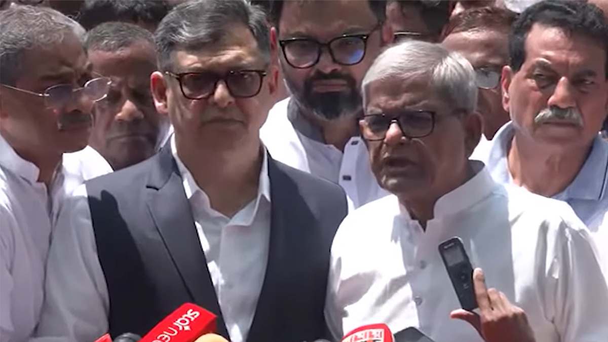 জিয়াউর রহমানের সমাধিতে শ্রদ্ধা জানানোর পর সাংবাদিকদের সাথে কথা বলেন মির্জা  ফখরুল। ছবি- সংগৃহীত