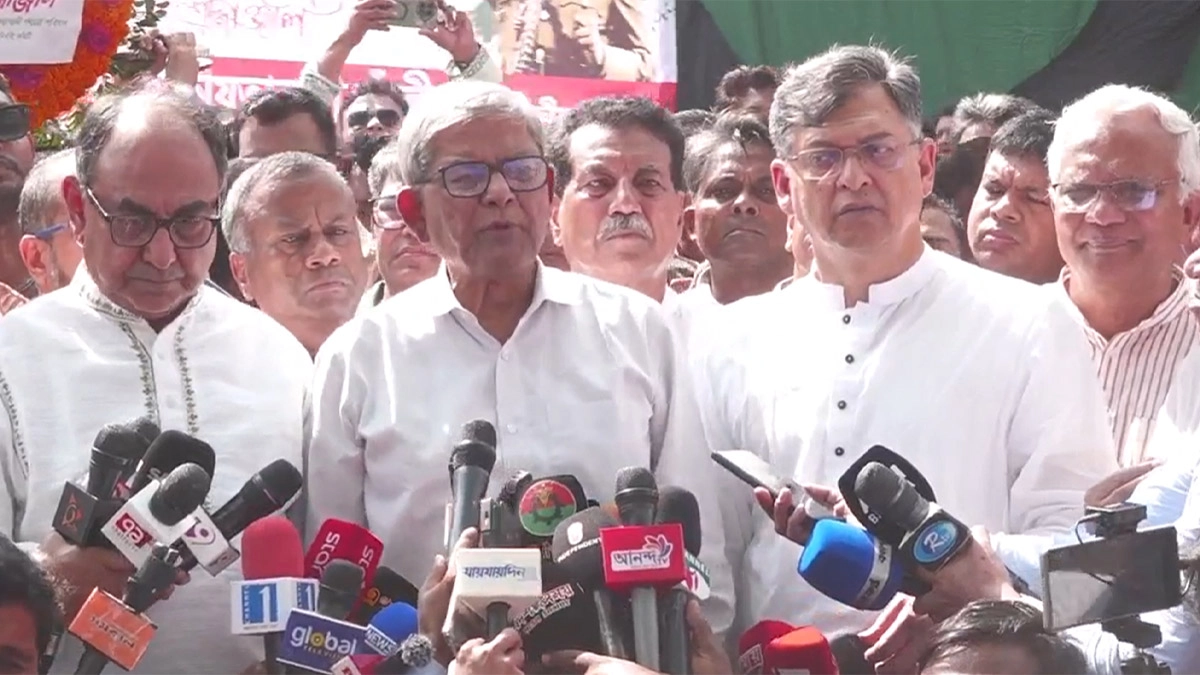 বিপ্লব ও সংহতি দিবস উপলক্ষে শেরে বাংলা নগরে বিএনপির প্রতিষ্ঠাতা জিয়াউর রহমানের সমাধিতে শ্রদ্ধা জানাতে গিয়ে গণমাধ্যমে কথা বলছেন দলটির মহাসচিব মির্জা ফখরুল ইসলাম আলমগীর।