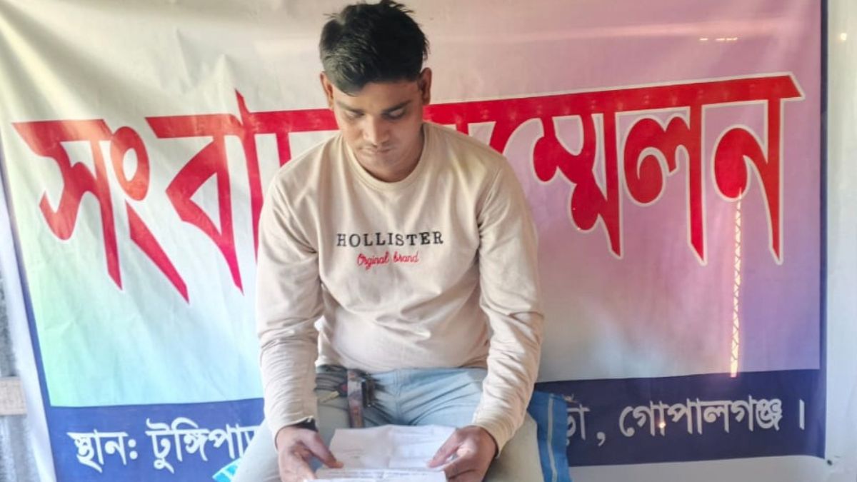 সংবাদ সম্মেলনে ছাত্রলীগ নেতা ফজর আলী। ছবি- রূপালী বাংলাদেশ