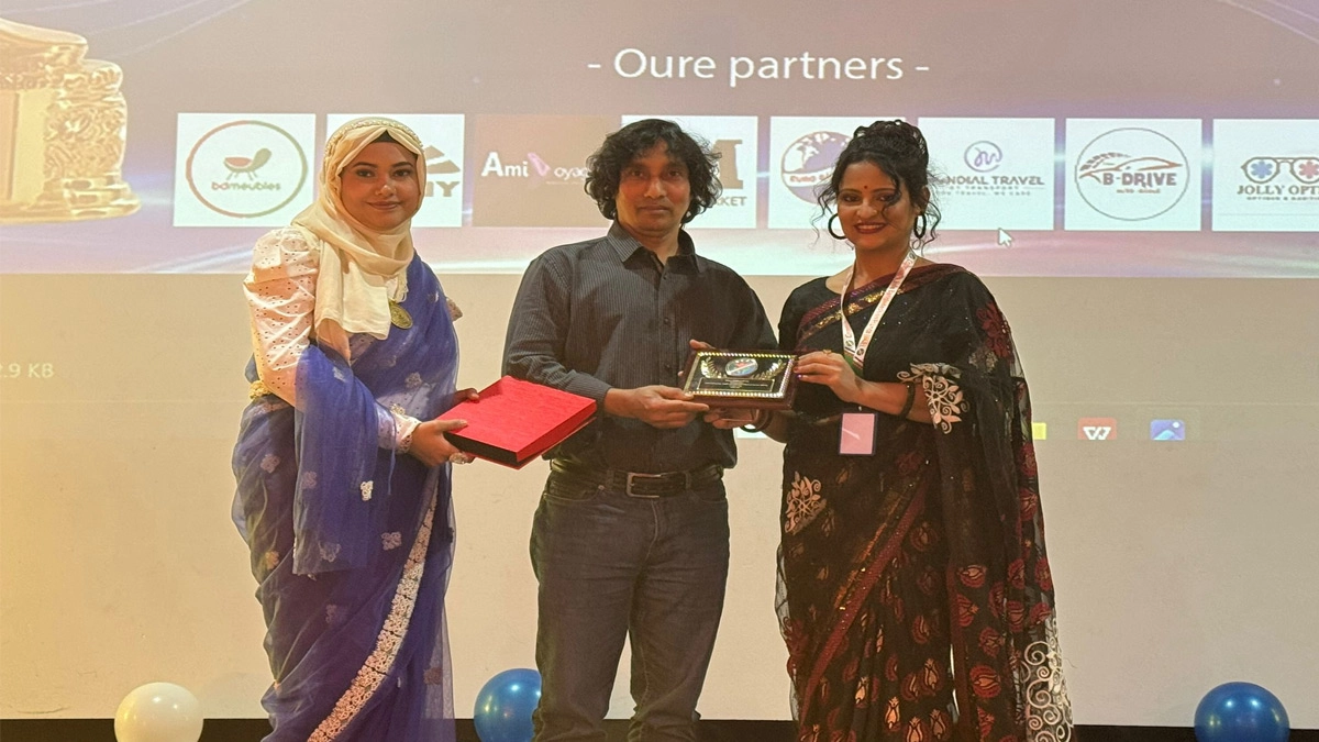 সম্মাননা পদক নিচ্ছেন বাংলাদেশি বংশোদ্ভূত ফরাসি মঞ্চাভিনেতা সোয়েব মোজাম্মেল।