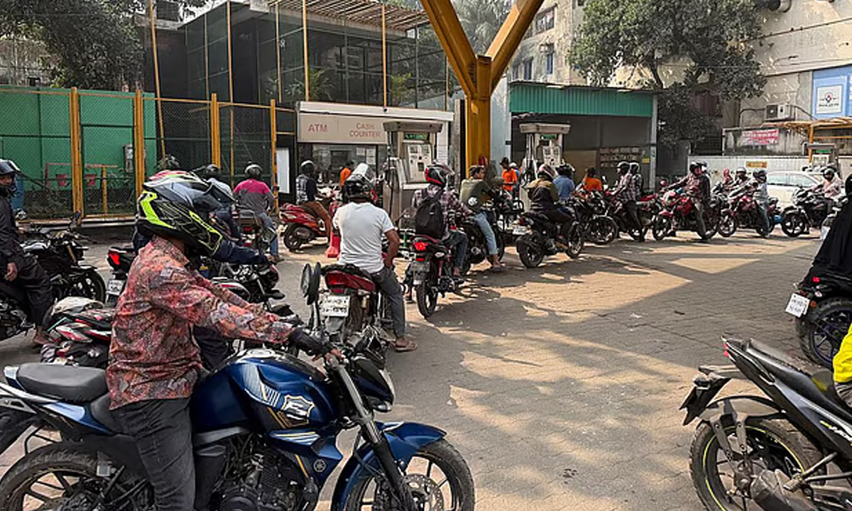 পাম্পে জ্বালানি তেল নিতে মোটরসাইকেলের দীর্ঘ লাইন। ছবি : সংগৃহীত