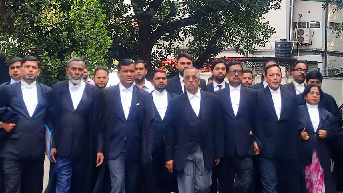 আইনজীবীর বহর নিয়ে ট্রাইব্যুনালে বিএনপি নেতা ফজলুর রহমান। ছবি- সংগৃহীত