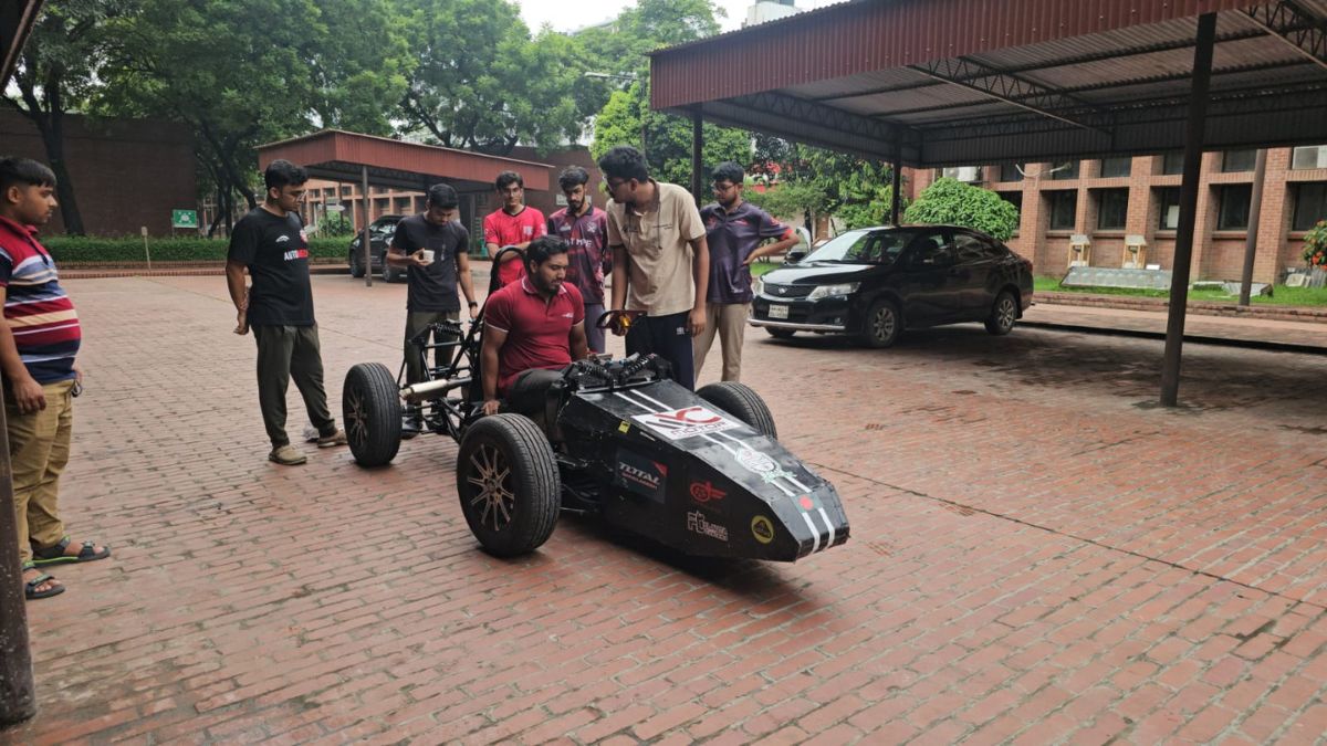 ইসলামী বিশ্ববিদ্যালয় অব টেকনোলজির তৈরি ফর্মুলা কার। ছবি- রূপালী বাংলাদেশ