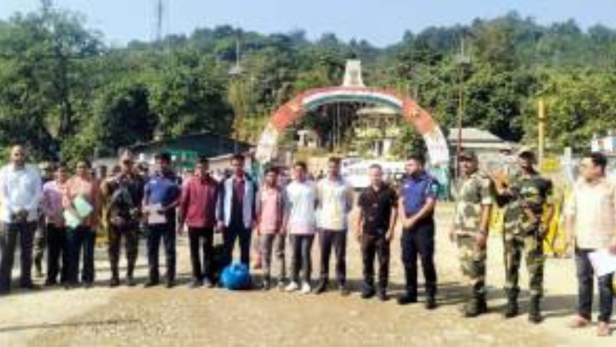 কারাভোগ শেষে ফেরত আসা বাংলাদেশিরা। ছবি- রূপালী বাংলাদেশ