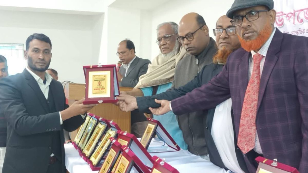 গুরুদাসপুরে গুণীদের সম্মাননা প্রদান। ছবি- রূপালী বাংলাদেশ