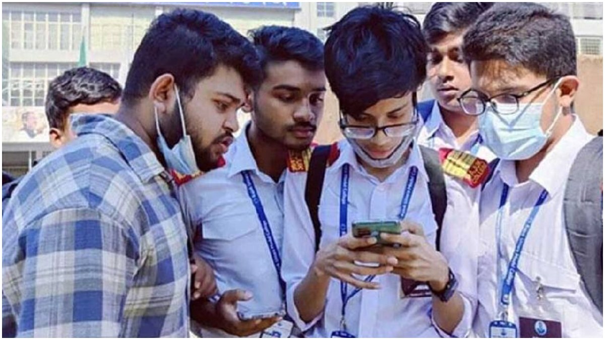 পরীক্ষার ফলাফল জানতে মোবাইল ব্যবহার করছে শিক্ষার্থীরা। ছবি- সংগৃহীত