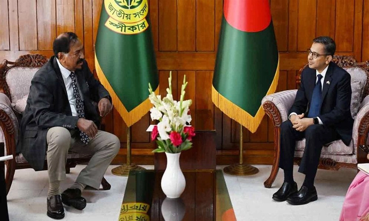 জাতীয় সংসদের স্পিকার হাফিজ উদ্দিন আহমদ বীর বিক্রমের সঙ্গে ঢাকায় নিযুক্ত ভারতের বিদায়ী হাইকমিশনার প্রণয় ভার্মা সৌজন্য সাক্ষাত। ছবি- সংগৃহীত