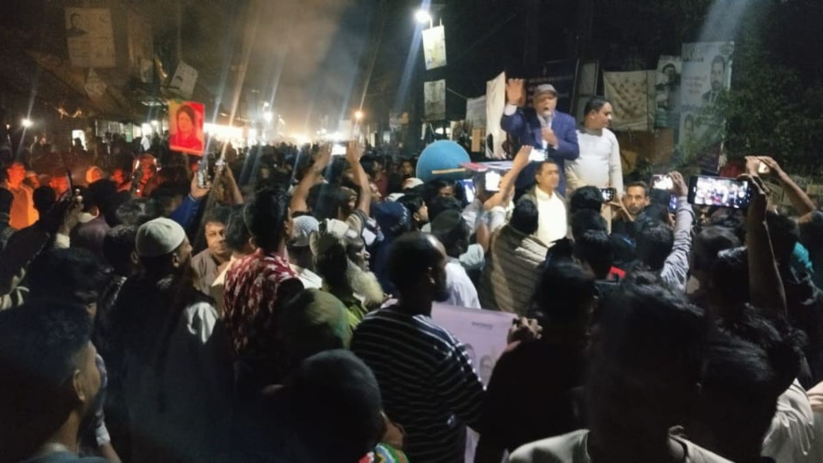 প্রার্থিতা পরিবর্তনের দাবিতে মানববন্ধন। ছবি- রূপালী বাংলাদেশ