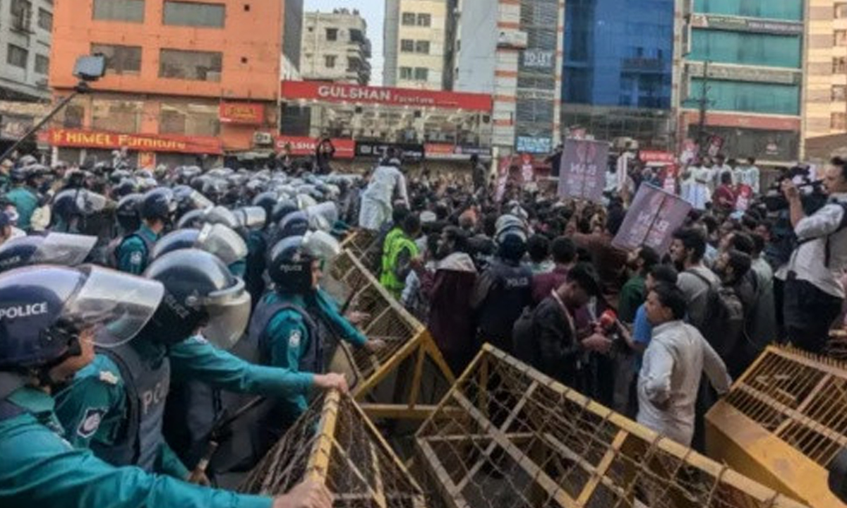 লং মার্চ টু ইন্ডিয়ান হাইকমিশন’ কর্মসূচিতে পুলিশ বাধা দেওয়ায় বাড্ডায় অবস্থান নিয়েছে  জুলাই ঐক্যের কর্মীরা। ছবি- সংগৃহীত