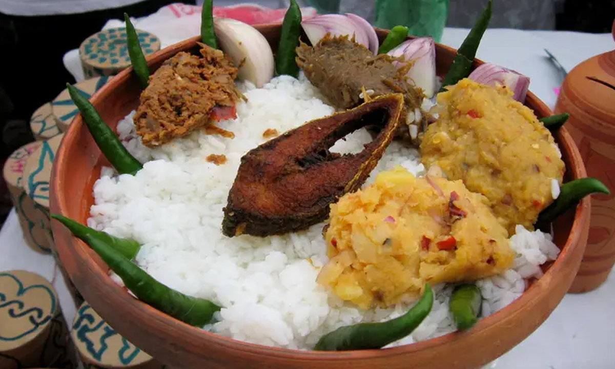 সানকি, পান্তা-ইলিশ-আলুভর্তা। ছবি- সংগৃহীত