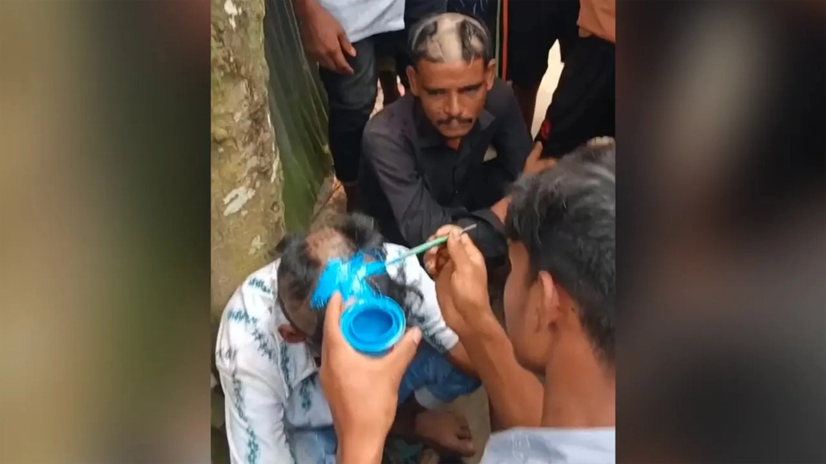 ন্যাড়া মাথায় আকা হচ্ছে আর্জেন্টিনার পতাকা। ছবি : সংগৃহীত