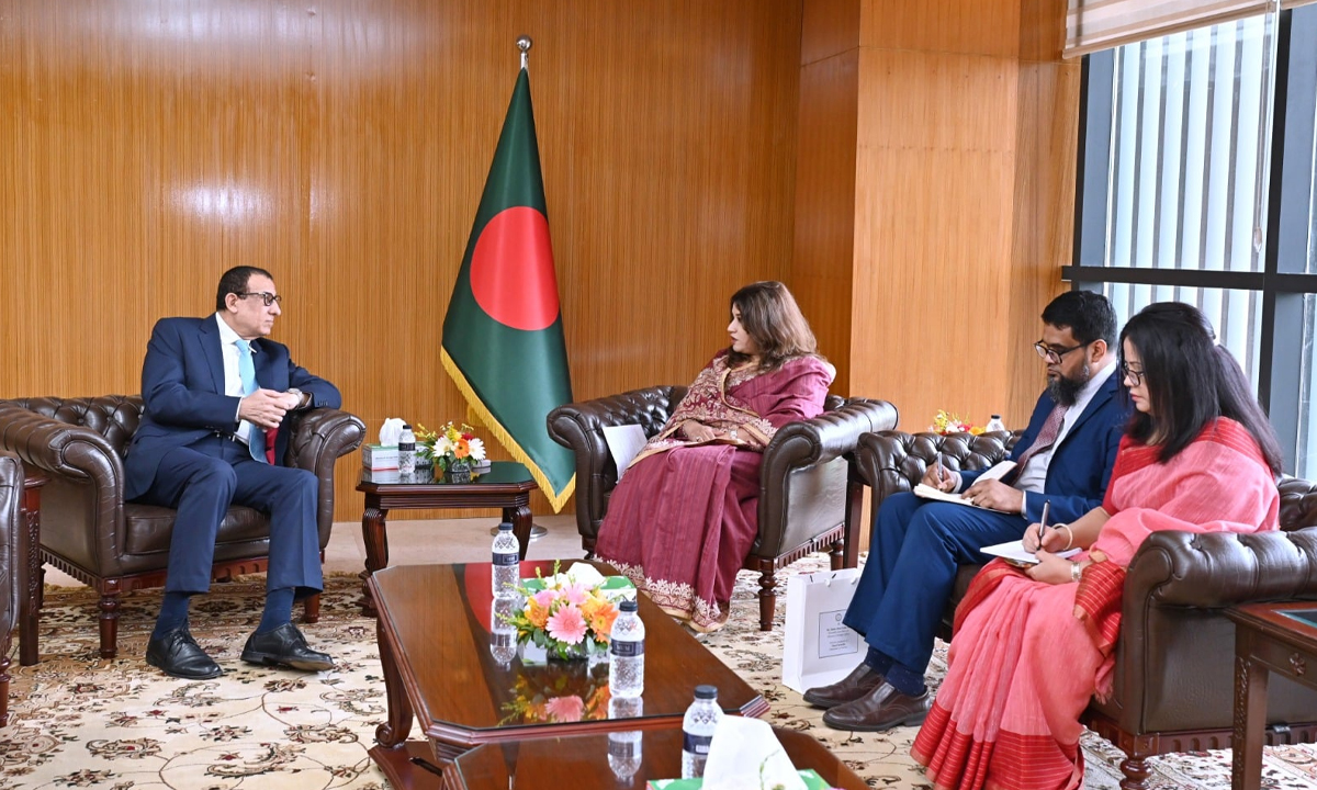 পররাষ্ট্র প্রতিমন্ত্রী শামা ওবায়েদের সঙ্গে আইএফআরসি প্রতিনিধিদলের প্রধান আলবার্তো বোকানেগ্রার সাক্ষাৎ।