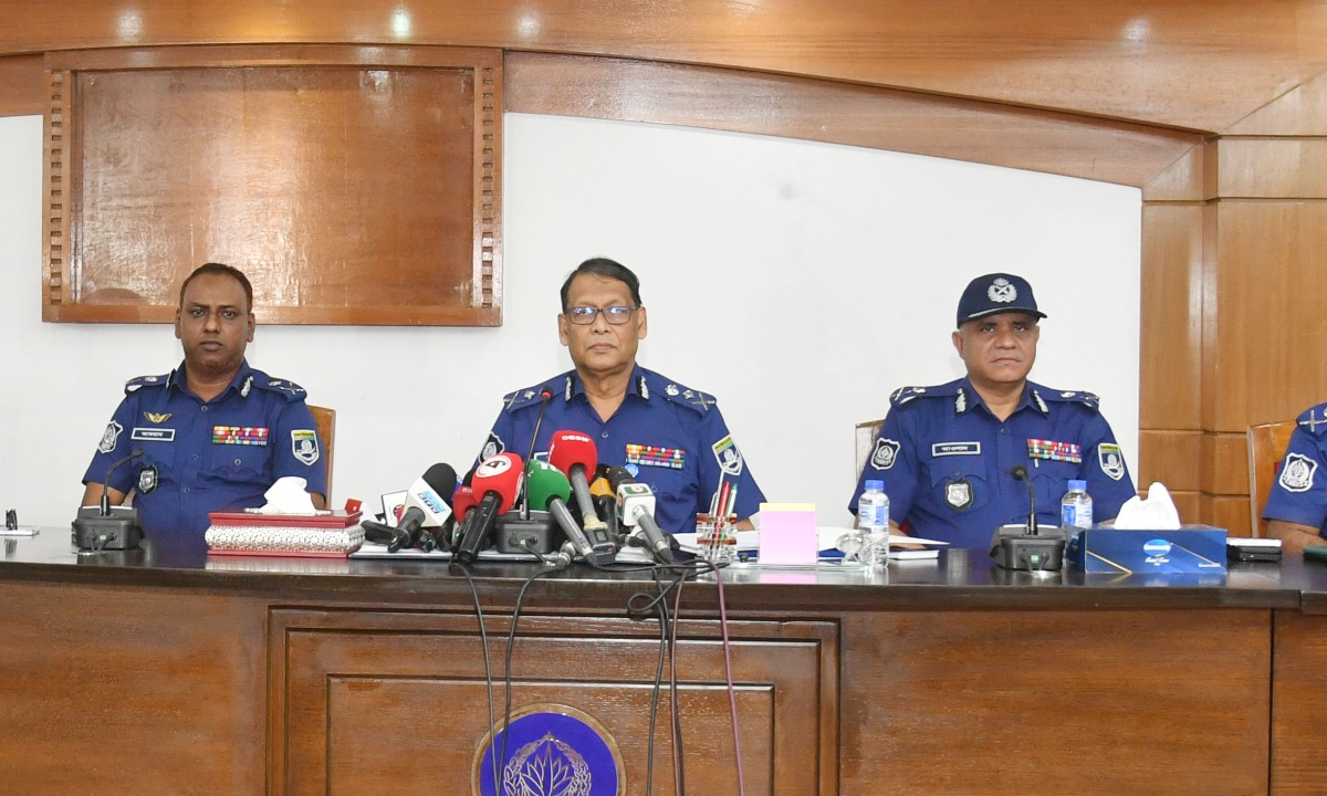 সংবাদ সম্মেলনে পুলিশের মহাপরিদর্শক (আইজিপি) বাহারুল আলম। ছবি- সংগৃহীত