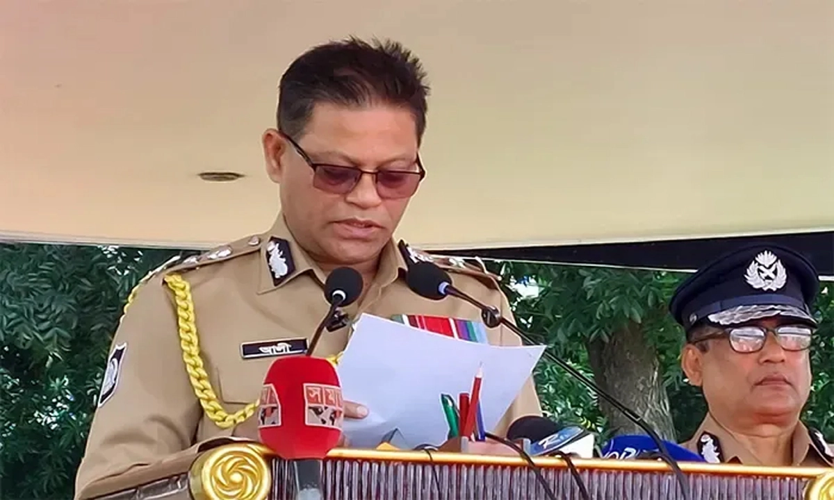 রাজশাহীর সারদায় বাংলাদেশ পুলিশ একাডেমির প্যারেড গ্রাউন্ডে প্রশিক্ষণ সমাপনী কুচকাওয়াজ অনুষ্ঠানে ইন্সপেক্টর জেনারেল অব পুলিশ (আইজিপি) মো. আলী হোসেন ফকির। ছবি- সংগৃহীত