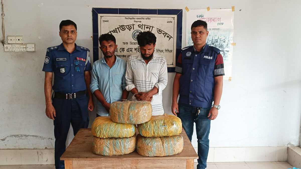 গাঁজাসহ গ্রেপ্তার দুই মাদক কারবারি। ছবি- রূপালী বাংলাদেশ