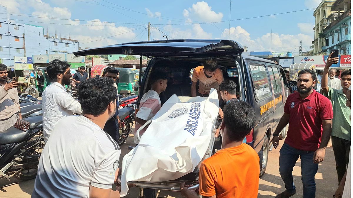 পুলিশ ঘটনাস্থলে পৌঁছে দরজা ভেঙে মা ও কন্যার মরদেহ উদ্ধার করে থানায় নিয়ে যায়।  ছবি- রূপালী বাংলাদেশ