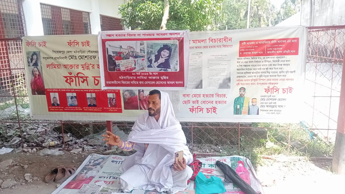 কাফনের কাপড় গায়ে জড়িয়ে অনশনে মোশারফ হোসেন।    ছবি- রূপালী বাংলাদেশ