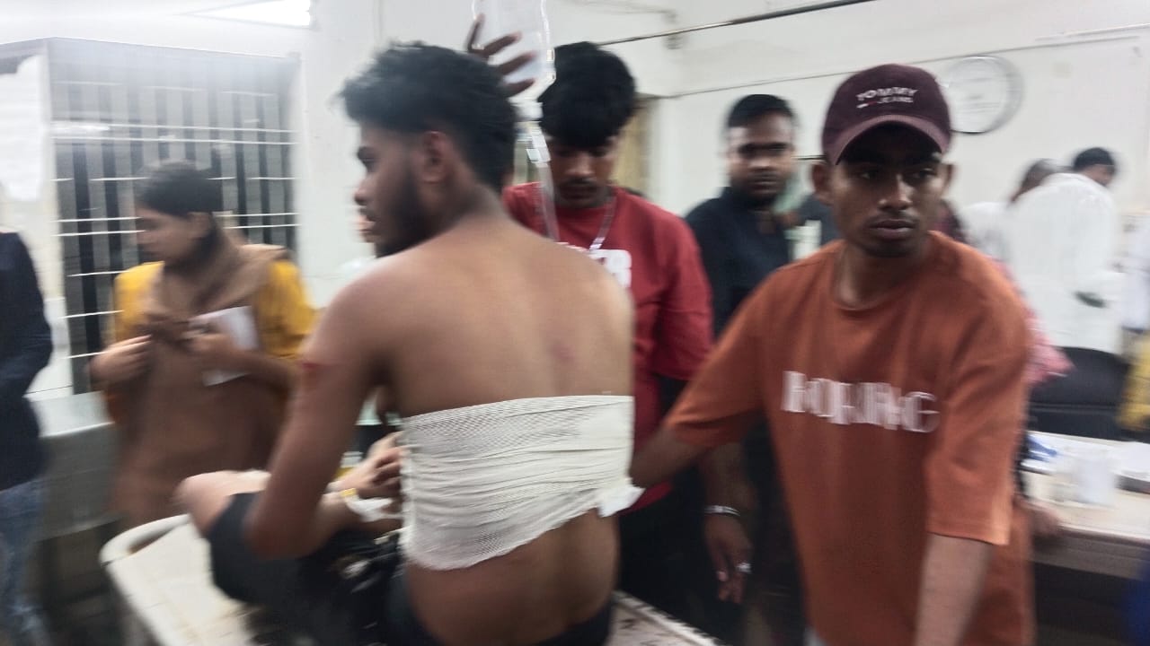 হাসপাতালে আহত ব্যক্তিরা।  ছবি- রূপালী বাংলাদেশ