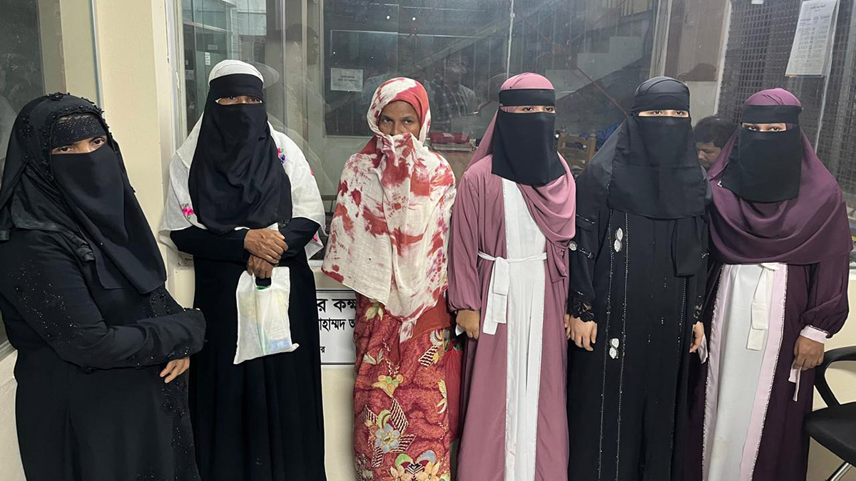 আটককৃতরা । ছবি- রূপালী বাংলাদেশ