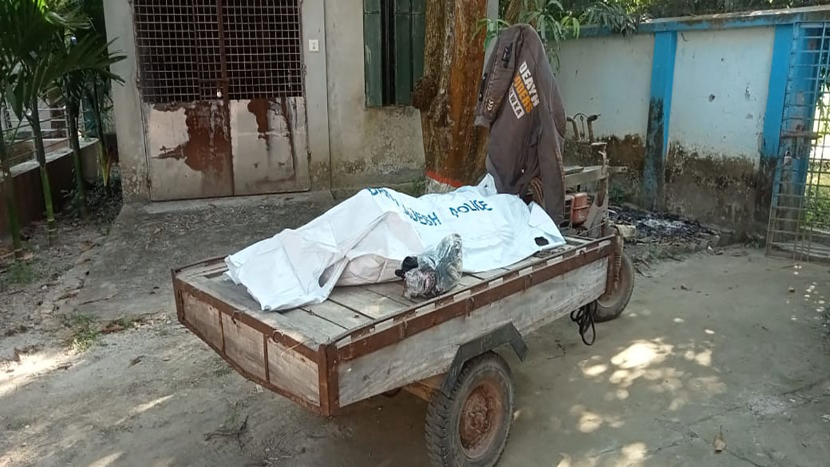 পুলিশ গিয়ে  নিহত উৎপল সরকারের রক্তাক্ত লাশ উদ্ধার করে। ছবি- সংগৃহীত